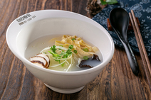 小锅米线三鲜高清摄影图片