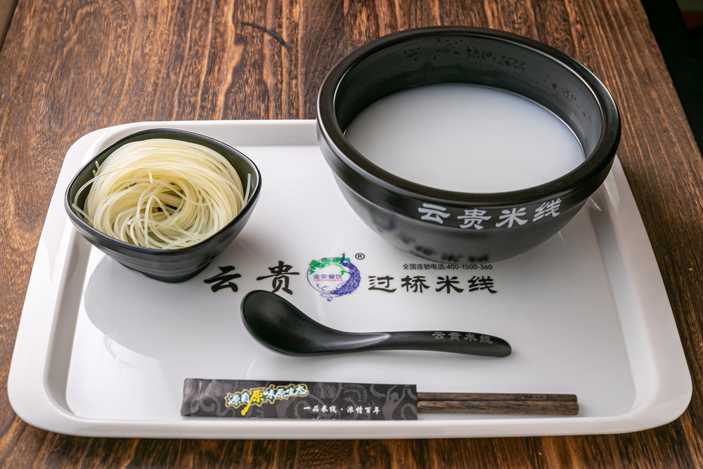 过桥米线三鲜味摄影图