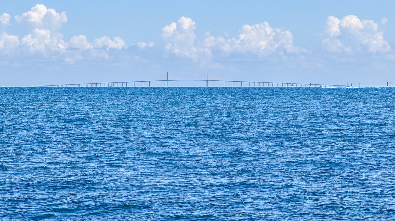 蓝色天空白云水波荡漾大海风景图片