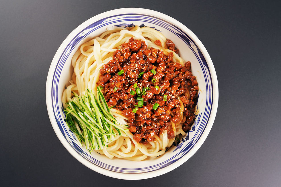 炸酱面摄影图片