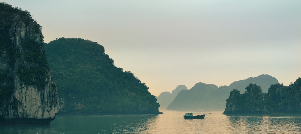 山间湖水孤舟背景